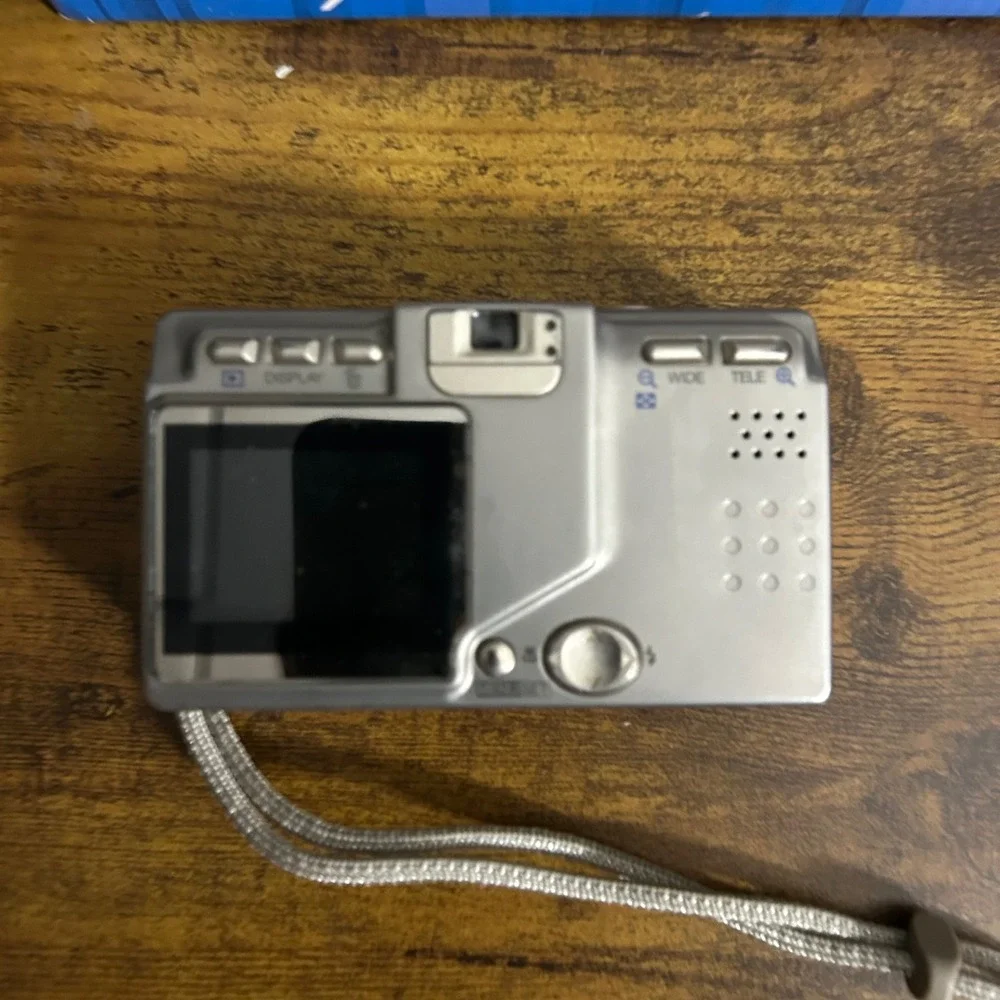 Konica Minolta DiMAGE G600 Digital Camera 6.0MP 3x Optical Zoom Silver As-Is